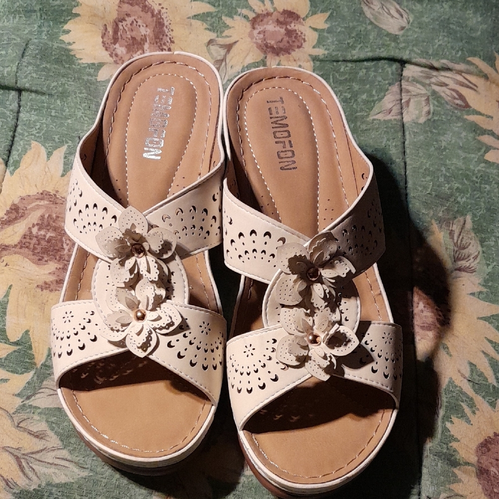 Temofon Women's Floral Cream Sandals